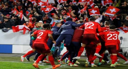 سويسرا تهدي ايرلندا الشمالية "شيكولاتة" لمساعدتها في التأهل للمونديال (فيديو)